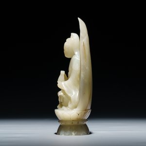 A Chinese pale celadon jade figure of Guanyin on a lotus throne, 19/20th C. — 照片 2