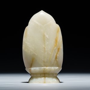 A Chinese pale celadon jade figure of Guanyin on a lotus throne, 19/20th C. — 照片 3