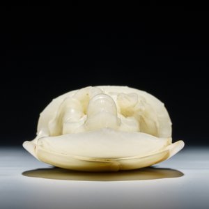 A Chinese pale celadon jade figure of Guanyin on a lotus throne, 19/20th C. — 照片 6