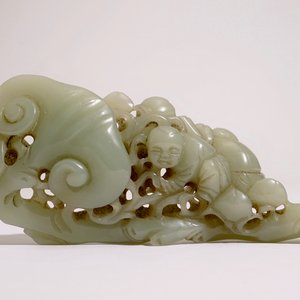 A Chinese pale celadon jade group of boys on a lingzhi, 19th C. — 照片 4