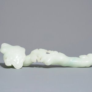 A Chinese pale celadon jade ruyi sceptre, 19/20th C. — photo 2