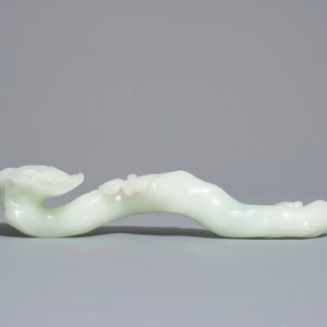 A Chinese pale celadon jade ruyi sceptre, 19/20th C. — photo 6