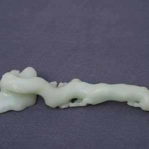 A Chinese pale celadon jade ruyi sceptre, 19/20th C. — photo 8