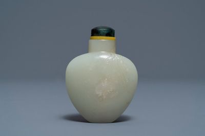 A Chinese pale celadon jade snuff bottle, 19th C.