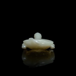A Chinese pale celadon jade 'tortoise' brush washer on wooden stand, 18/19th C. — 照片 3