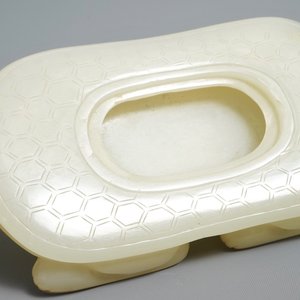 A Chinese pale celadon jade 'tortoise' brush washer on wooden stand, 18/19th C. — 照片 11