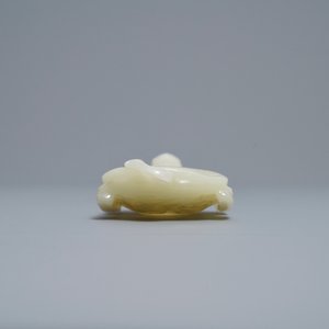 A Chinese pale celadon jade 'tortoise' brush washer on wooden stand, 18/19th C. — 照片 5