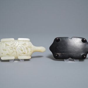 A Chinese pale celadon jade 'tortoise' brush washer on wooden stand, 18/19th C. — 照片 7