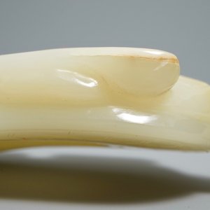 A Chinese pale celadon jade 'tortoise' brush washer on wooden stand, 18/19th C. — 照片 9