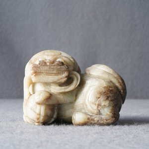A Chinese pale grey-brown jade model of a Buddhist lion, 19/20th C. — 照片 8