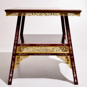 A Chinese parcel-gilt and sculpted wood table with bone inlay, 20th C. — 照片 6