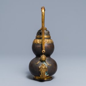 A Chinese parcel-gilt bronze double gourd hanging censer and cover, Kangxi mark, Qing — 照片 2