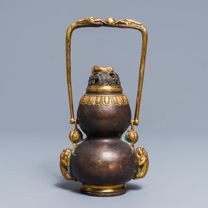 A Chinese parcel-gilt bronze double gourd hanging censer and cover, Kangxi mark, Qing — 照片 3