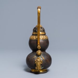 A Chinese parcel-gilt bronze double gourd hanging censer and cover, Kangxi mark, Qing — 照片 4