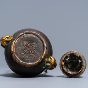 A Chinese parcel-gilt bronze double gourd hanging censer and cover, Kangxi mark, Qing — 照片 6