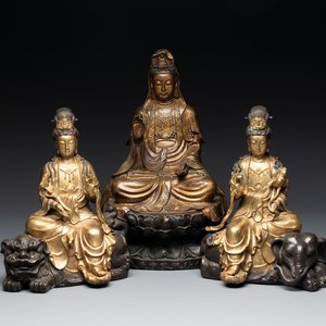 A Chinese parcel-gilt bronze Guanyin and a pair of Bodhisattvas, 20th C. — 照片 1