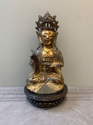 A Chinese parcel-gilt bronze Guanyin and wooden stand, Ming — photo 2