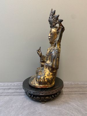 A Chinese parcel-gilt bronze Guanyin and wooden stand, Ming — photo 3