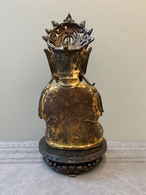 A Chinese parcel-gilt bronze Guanyin and wooden stand, Ming — photo 4