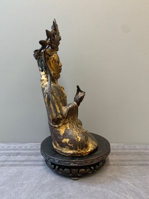 A Chinese parcel-gilt bronze Guanyin and wooden stand, Ming — photo 5
