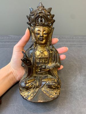 A Chinese parcel-gilt bronze Guanyin and wooden stand, Ming — photo 6