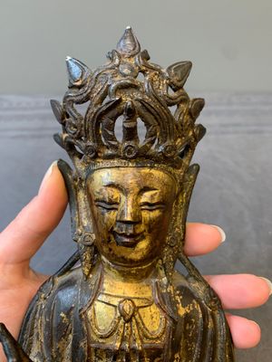 A Chinese parcel-gilt bronze Guanyin and wooden stand, Ming — photo 7