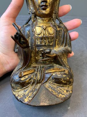 A Chinese parcel-gilt bronze Guanyin and wooden stand, Ming — photo 8