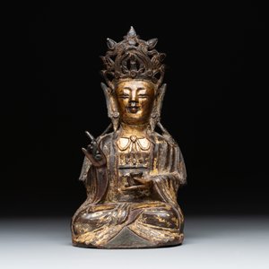 A Chinese parcel-gilt bronze Guanyin and wooden stand, Ming — photo 3