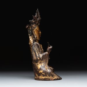 A Chinese parcel-gilt bronze Guanyin and wooden stand, Ming — photo 4