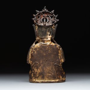A Chinese parcel-gilt bronze Guanyin and wooden stand, Ming — photo 5