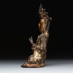 A Chinese parcel-gilt bronze Guanyin and wooden stand, Ming — photo 6