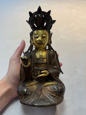 A Chinese parcel-gilt bronze Guanyin, Ming — photo 1