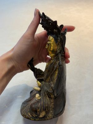 A Chinese parcel-gilt bronze Guanyin, Ming — photo 2