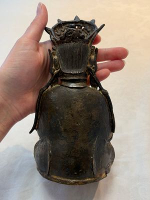 A Chinese parcel-gilt bronze Guanyin, Ming — photo 3