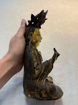 A Chinese parcel-gilt bronze Guanyin, Ming — photo 4