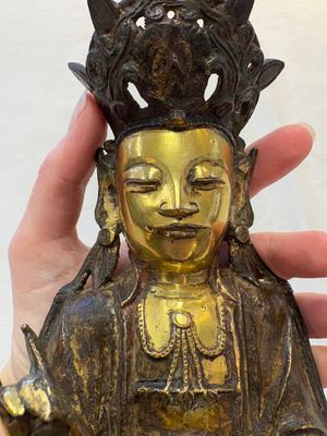 A Chinese parcel-gilt bronze Guanyin, Ming — photo 8