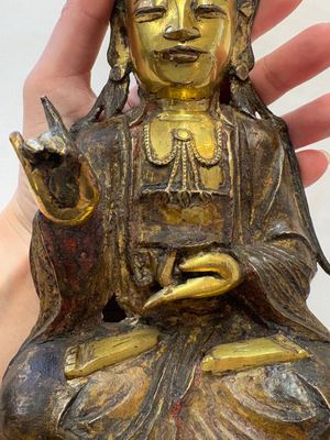 A Chinese parcel-gilt bronze Guanyin, Ming — photo 9