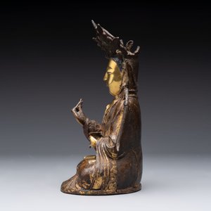 A Chinese parcel-gilt bronze Guanyin, Ming — photo 3