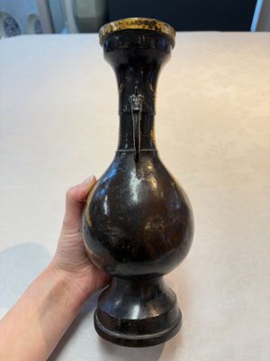 A Chinese parcel-gilt bronze vase with dragon-form handles, Yuan/Ming — photo 2