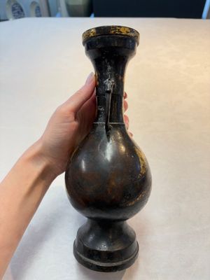A Chinese parcel-gilt bronze vase with dragon-form handles, Yuan/Ming — photo 4
