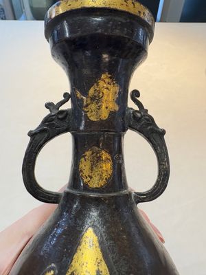 A Chinese parcel-gilt bronze vase with dragon-form handles, Yuan/Ming — photo 7