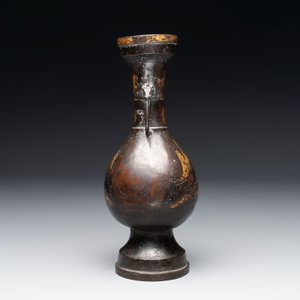 A Chinese parcel-gilt bronze vase with dragon-form handles, Yuan/Ming — photo 2