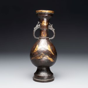 A Chinese parcel-gilt bronze vase with dragon-form handles, Yuan/Ming — photo 3