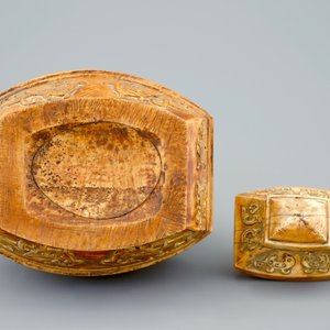 A Chinese parcel-gilt ivory vase and cover on wooden stand, 19th C. — photo 7