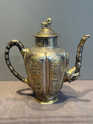 A Chinese parcel-gilt silver wine ewer for the Peranakan or Straits market,  Xuan Huang Hao 炫煌號 and An Yi Zao 安益造 mark, 19/20th C. — photo 3
