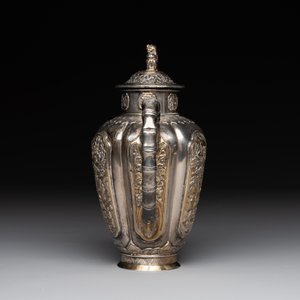 A Chinese parcel-gilt silver wine ewer for the Peranakan or Straits market,  Xuan Huang Hao 炫煌號 and An Yi Zao 安益造 mark, 19/20th C. — photo 2
