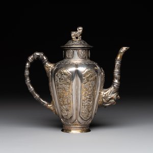 A Chinese parcel-gilt silver wine ewer for the Peranakan or Straits market,  Xuan Huang Hao 炫煌號 and An Yi Zao 安益造 mark, 19/20th C. — photo 3