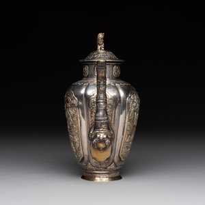 A Chinese parcel-gilt silver wine ewer for the Peranakan or Straits market,  Xuan Huang Hao 炫煌號 and An Yi Zao 安益造 mark, 19/20th C. — photo 4