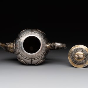 A Chinese parcel-gilt silver wine ewer for the Peranakan or Straits market,  Xuan Huang Hao 炫煌號 and An Yi Zao 安益造 mark, 19/20th C. — photo 5