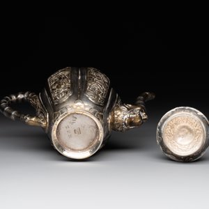 A Chinese parcel-gilt silver wine ewer for the Peranakan or Straits market,  Xuan Huang Hao 炫煌號 and An Yi Zao 安益造 mark, 19/20th C. — photo 6